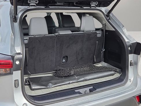 Used 2021 Toyota Highlander XLE image 9