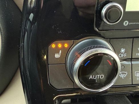 Used 2022 Toyota Highlander XLE image 24