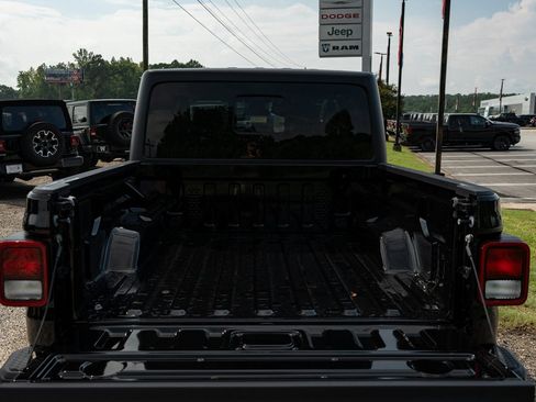 Used 2025 Jeep Gladiator Sport AWD/4WD image 9