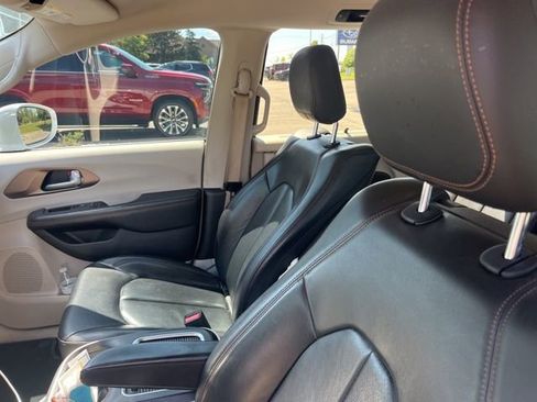 Used 2018 Chrysler Pacifica Touring-L Plus w/ Tire & Wheel Group FWD image 3