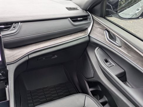 New 2025 Jeep Grand Cherokee Limited image 18