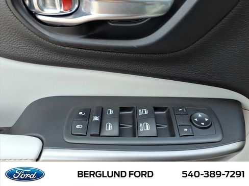 Used 2021 Jeep Cherokee Latitude Lux w/ Comfort/Convenience Group AWD/4WD image 19