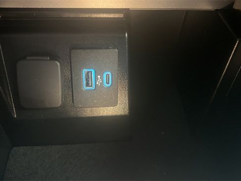 Used 2022 Ford Explorer XLT image 24