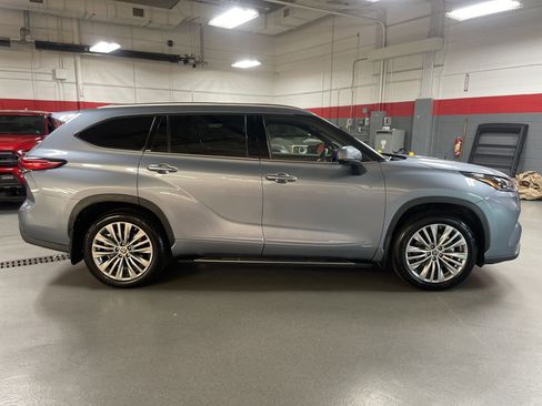 Used 2023 Toyota Highlander Platinum image 11