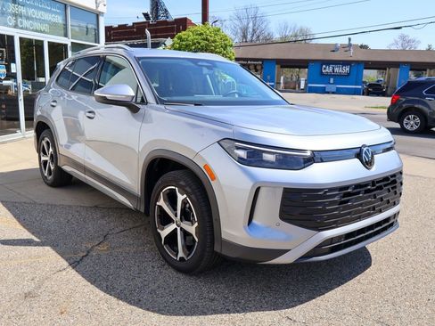 Used 2025 Volkswagen Tiguan SE image 7