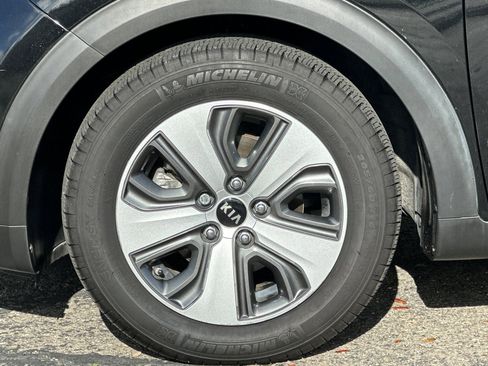 Used 2017 Kia Niro LX image 36