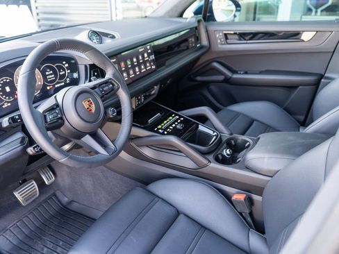 Used 2025 Porsche Cayenne GTS image 5