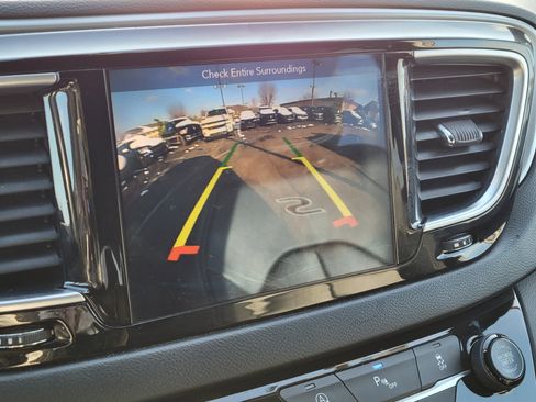 Used 2018 Chrysler Pacifica Touring-L Plus image 25