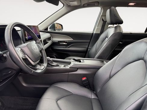 Used 2025 Toyota Grand Highlander AWD image 9
