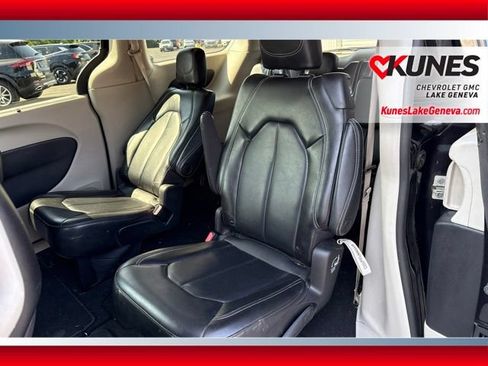 Used 2023 Chrysler Pacifica Touring-L FWD image 14