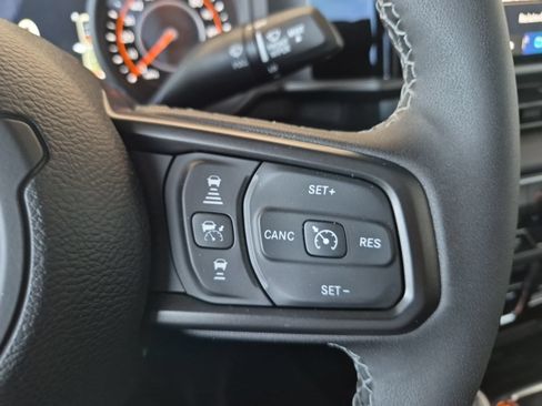Used 2025 Jeep Gladiator Sport AWD/4WD image 13