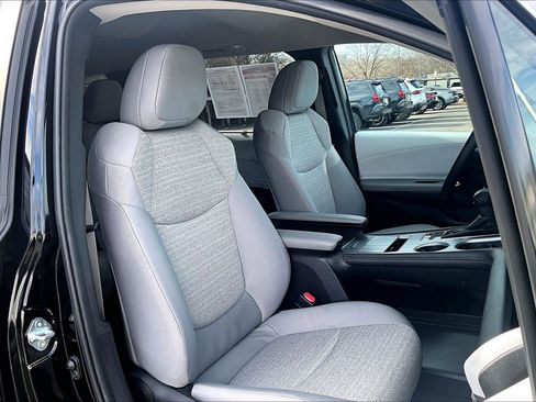 Used 2025 Toyota Sienna LE image 7