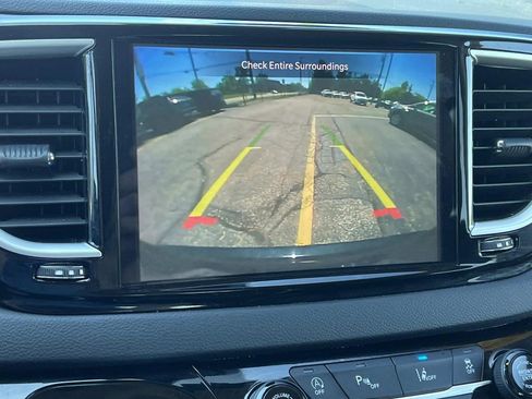 Used 2023 Chrysler Pacifica Touring-L FWD image 19