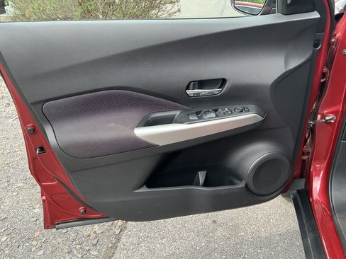 Used 2018 Nissan Kicks SV FWD image 18