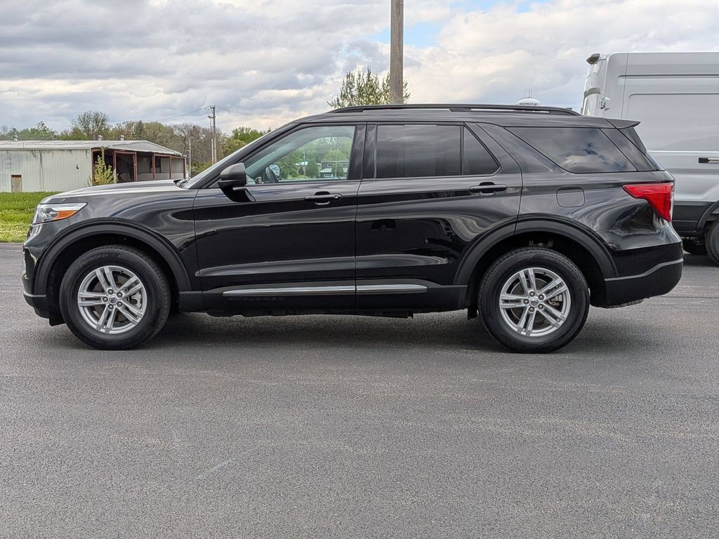 Used 2024 Ford Explorer XLT w/ Equipment Group 202A AWD/4WD image 4