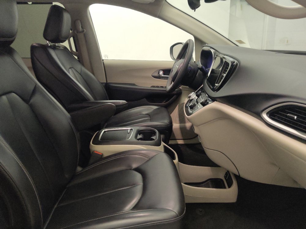 Used 2023 Chrysler Pacifica Touring-L FWD image 21