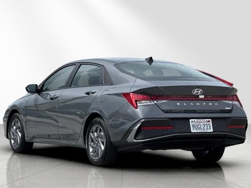 Used 2025 Hyundai Elantra Hybrid FWD image 6