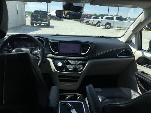 Used 2023 Chrysler Pacifica Touring-L FWD image 13