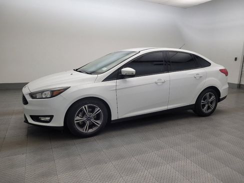 Used 2018 Ford Focus SE w/ SE Appearance Package FWD image 2
