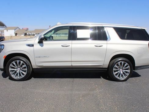 Used 2021 GMC Yukon XL Denali w/ Denali Premium Package image 9