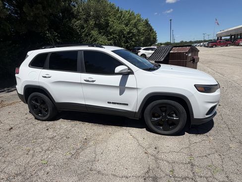 Used 2019 Jeep Cherokee Latitude Plus FWD image 3