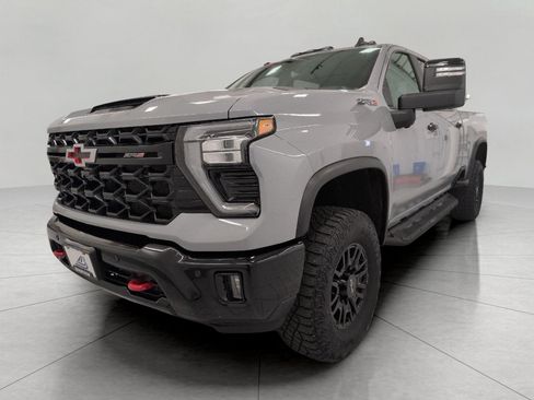 Used 2025 Chevrolet Silverado 2500 ZR2 w/ Technology Package AWD/4WD image 12