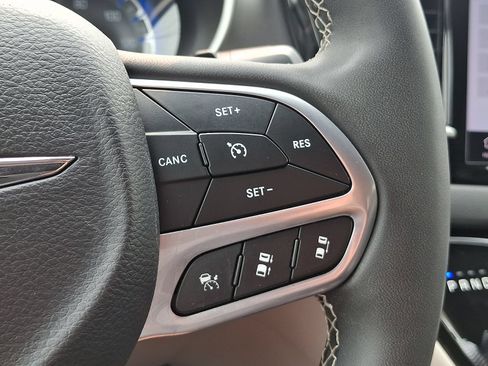 Used 2023 Chrysler Pacifica Touring-L FWD image 23