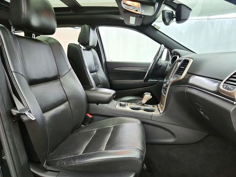 Used 2017 Jeep Grand Cherokee Limited w/ Luxury Group II AWD/4WD image 29