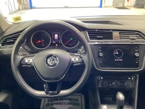 Used 2020 Volkswagen Tiguan SE w/ Panoramic Sunroof Package image 5