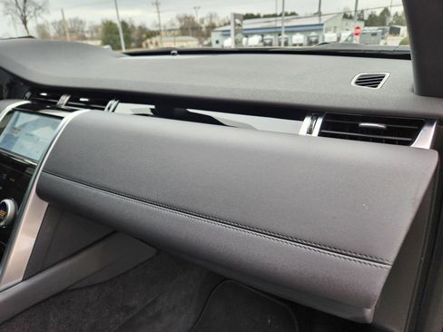 Certified 2023 Land Rover Discovery Sport SE image 17