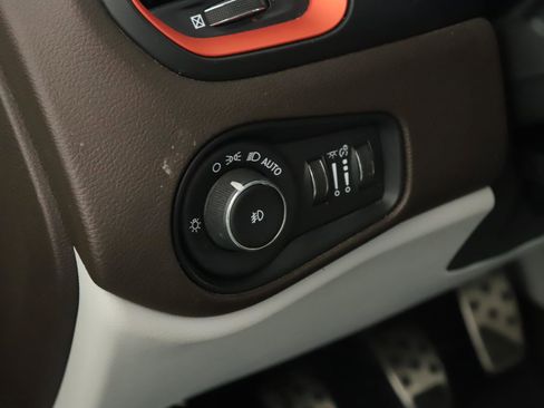 Used 2015 Jeep Renegade Latitude AWD/4WD image 7