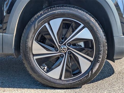 Certified 2024 Volkswagen Taos SE image 11