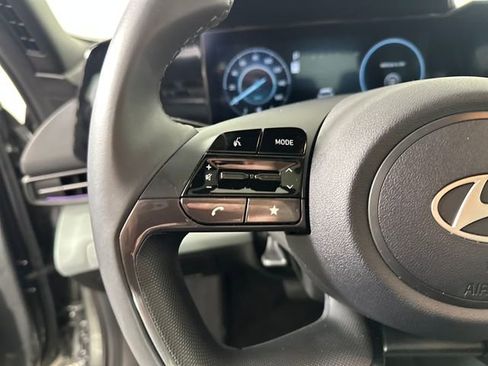 Certified 2025 Hyundai Elantra Limited image 32