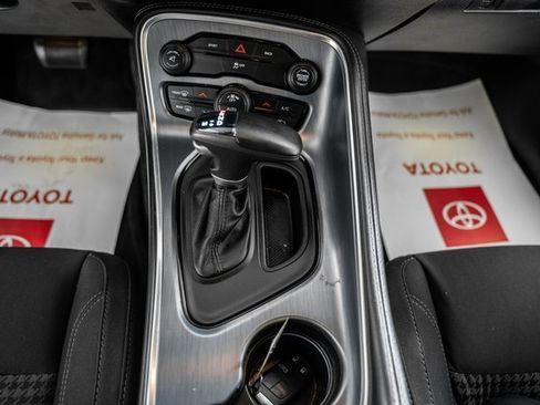 Used 2015 Dodge Challenger SXT image 29