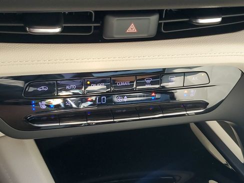 Used 2023 Buick Envision Avenir AWD/4WD image 28