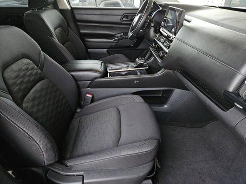 Used 2024 Nissan Pathfinder SV image 31