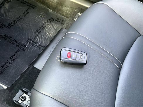 Used 2022 Toyota Corolla LE image 13