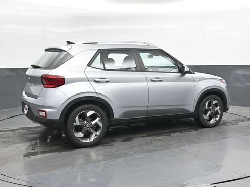 Used 2022 Hyundai Venue SEL FWD image 3