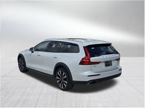 Certified 2022 Volvo V60 T5 Cross Country w/ Climate Package image 3