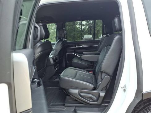 Used 2024 Jeep Wagoneer Series III AWD/4WD image 18