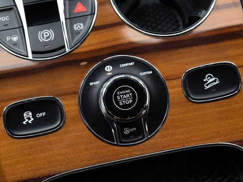 Certified 2022 Bentley Bentayga AWD/4WD image 35