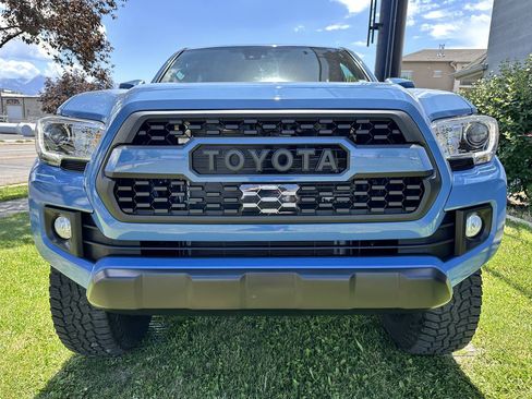 Used 2019 Toyota Tacoma TRD Off-Road w/ Technology Package AWD/4WD image 13
