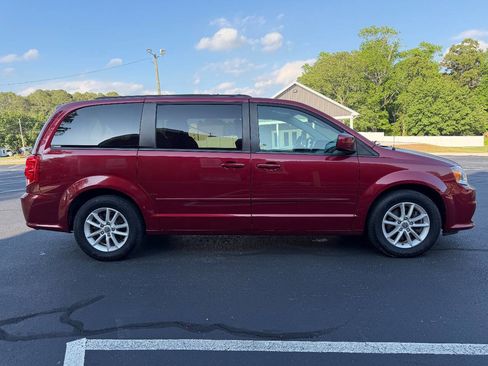 Used 2016 Dodge Grand Caravan SXT w/ UConnect Hands-Free Group FWD image 9