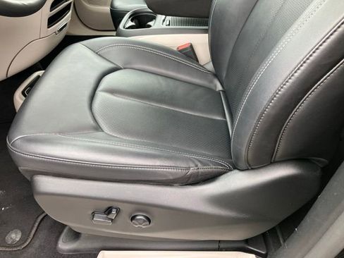 Used 2024 Chrysler Pacifica Touring-L image 12