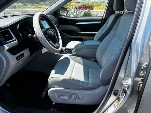 Used 2019 Toyota Highlander Plus FWD image 9