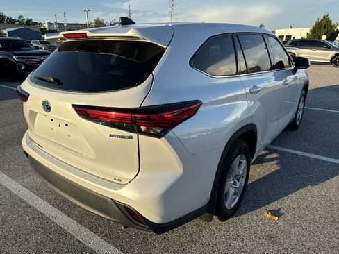Used 2022 Toyota Highlander LE AWD/4WD image 14