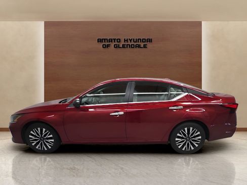 Used 2025 Nissan Altima 2.5 SV FWD image 3