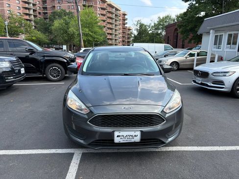 Used 2018 Ford Focus SE FWD image 3