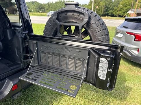 Used 2019 Jeep Wrangler Unlimited Sahara AWD/4WD image 22