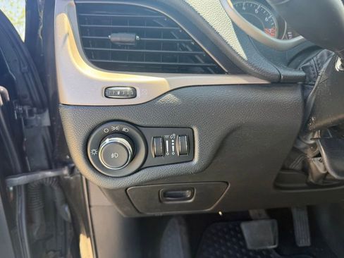 Used 2014 Jeep Cherokee Latitude w/ Cold Weather Group AWD/4WD image 34